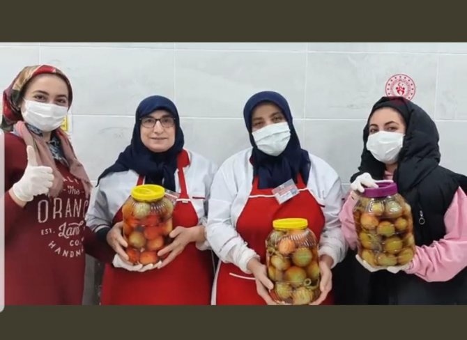 Yurt Bahçesi’nde Yetiştirilen Sebzelerle Turşu Yaptılar