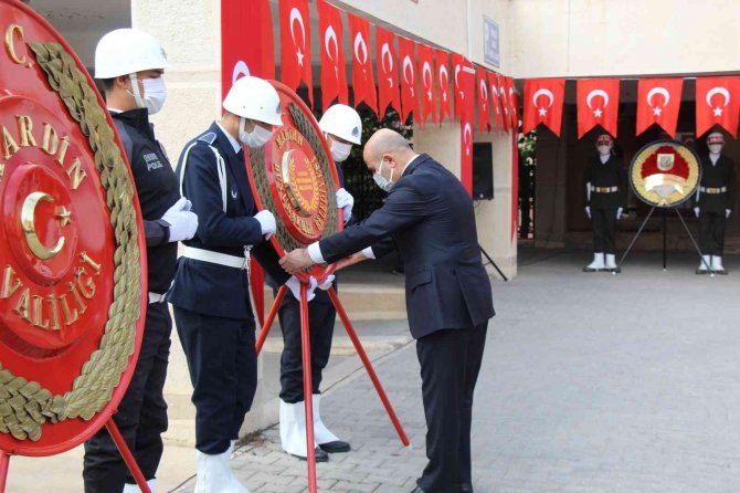 Mardin’de 29 Ekim Cumhuriyet Bayramı Coşkusu Çelenk Sunma Töreniyle Başladı