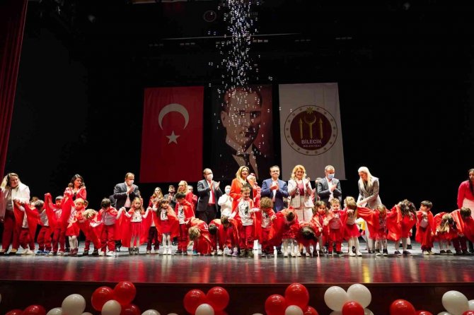 Miniklerin Cumhuriyet Bayramı Gösterisi Ayakta Alkışlandı