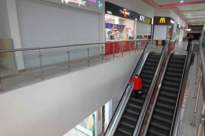 Moskova’da Korona Virüs Nedeniyle 11 Günlük Kısmi Kapanma Başladı