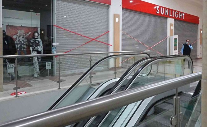 Moskova’da Korona Virüs Nedeniyle 11 Günlük Kısmi Kapanma Başladı