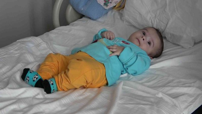 Doktordan Makatı Tıkalı Olarak Doğan Bebeğe İnce Ameliyat
