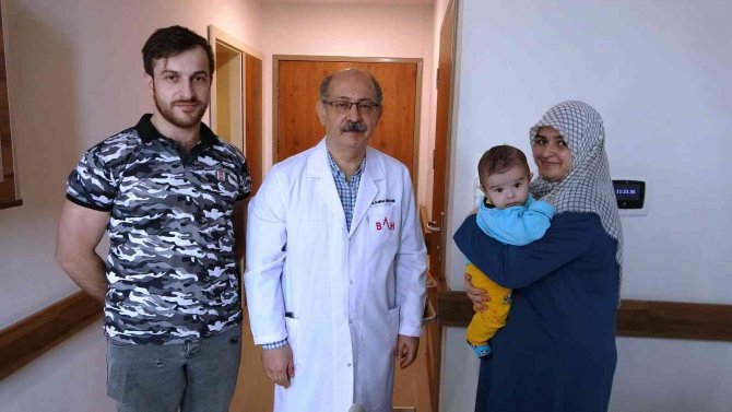 Doktordan Makatı Tıkalı Olarak Doğan Bebeğe İnce Ameliyat