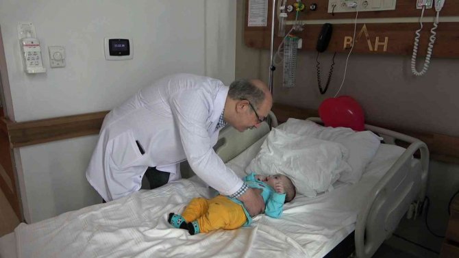 Doktordan Makatı Tıkalı Olarak Doğan Bebeğe İnce Ameliyat