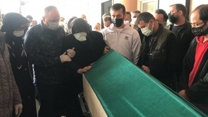 Koronaya Yenilen Hemşireyi Mesai Arkadaşları Son Yolculuğuna Uğurladı