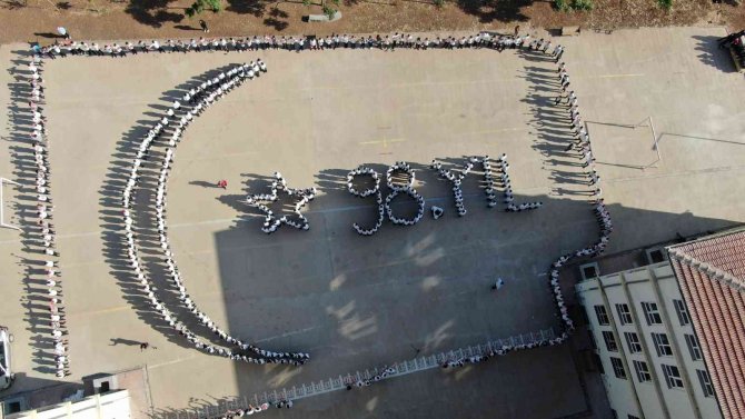 Cumhuriyet’in 98’inci Yılında 900 Öğrenciden Ay Yıldız Kareografisi