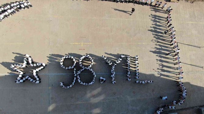 Cumhuriyet’in 98’inci Yılında 900 Öğrenciden Ay Yıldız Kareografisi