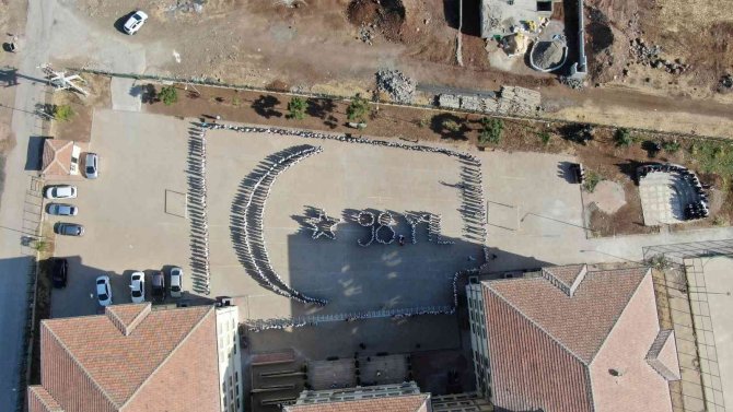 Cumhuriyet’in 98’inci Yılında 900 Öğrenciden Ay Yıldız Kareografisi