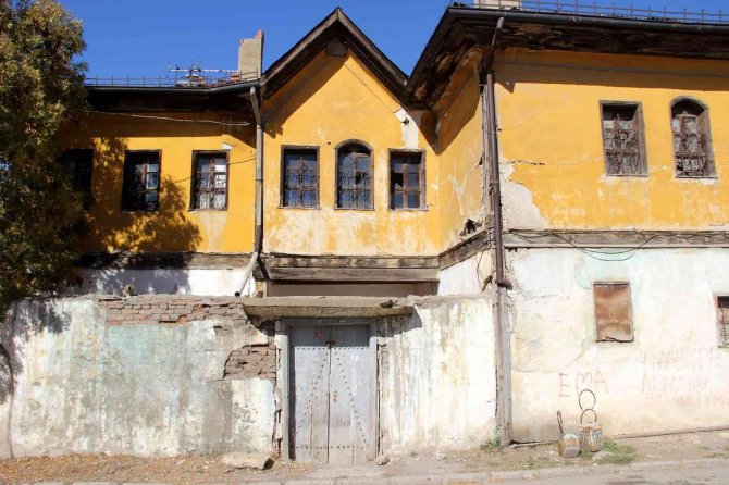 150 Yıllık Tarihi Konak Tehlike Saçıyor