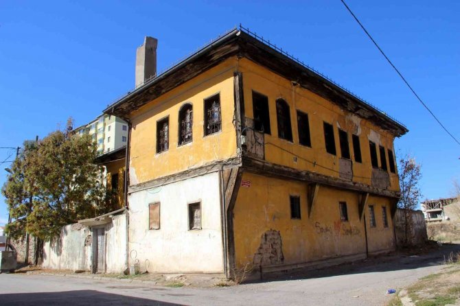 150 Yıllık Tarihi Konak Tehlike Saçıyor