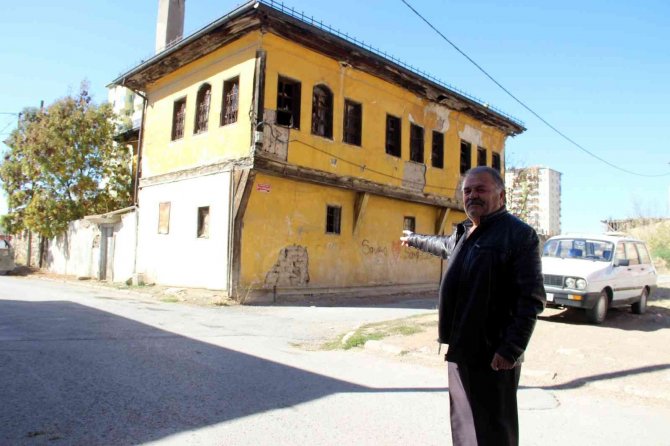 150 Yıllık Tarihi Konak Tehlike Saçıyor