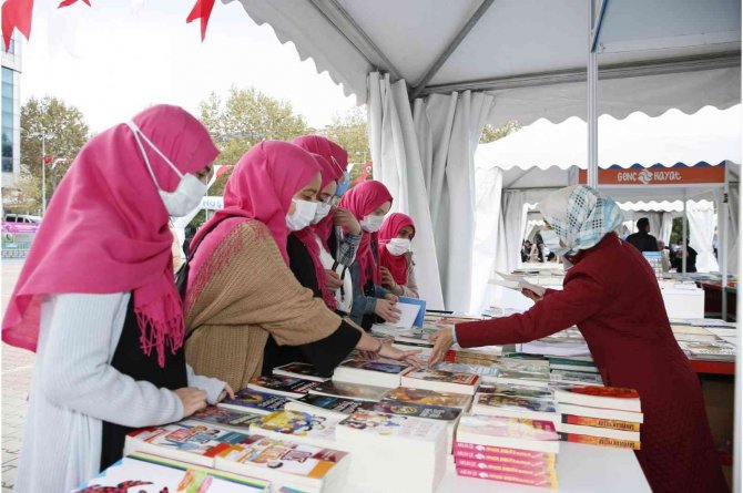 Sultangazi’de Kitap Dolu Günler Başladı