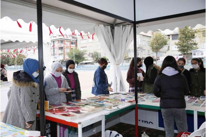Sultangazi’de Kitap Dolu Günler Başladı