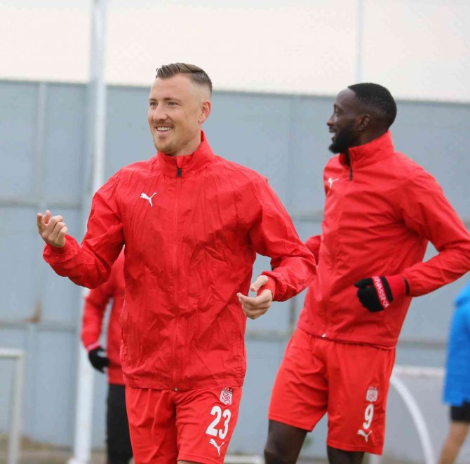 Sivasspor, Altay Maçına Yoğun Tempoda Hazırlanıyor