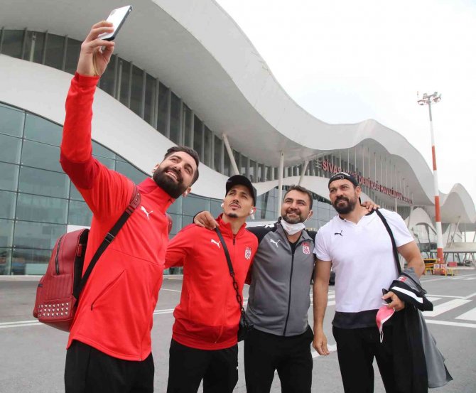 Sivasspor Kafilesi İ̇zmir’e Ulaştı
