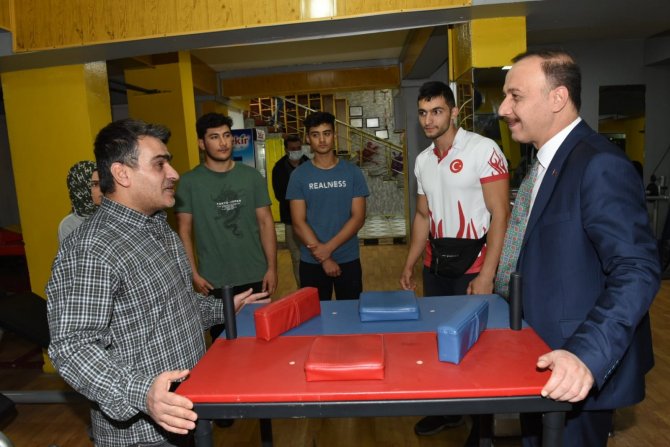 Vali Erin Bilek Güreşi Şampiyonlarını Ziyaret Etti