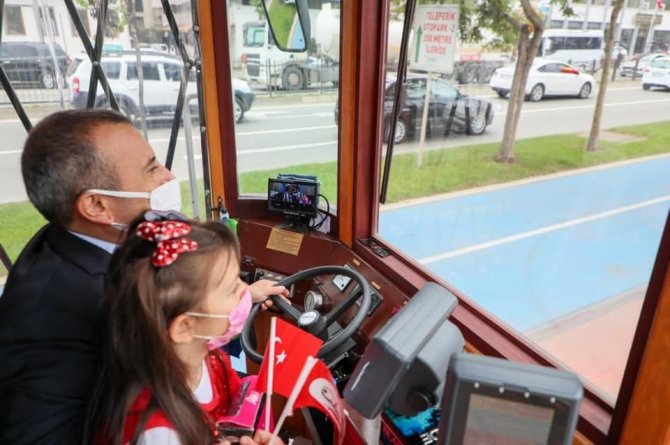 Vali Sonel, Nostaljik Tramvayı Kullandı