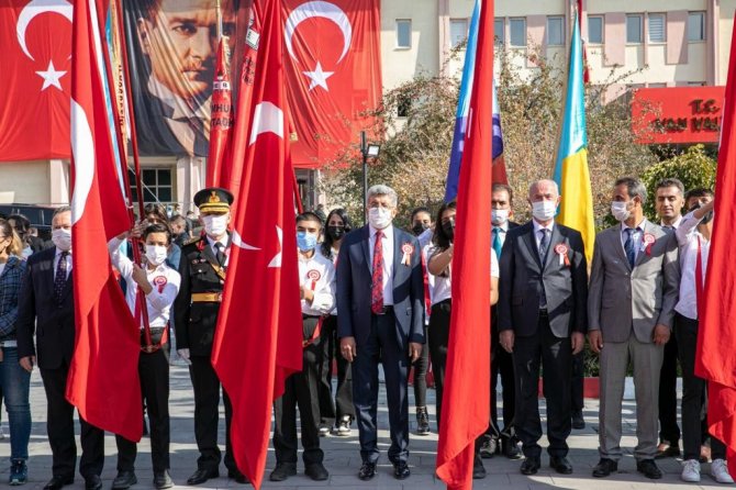Van’da Cumhuriyet Bayramı Dolayısıyla Atatürk Anıtı’na Çelenk Sunuldu