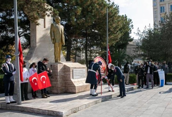 Van’da Cumhuriyet Bayramı Dolayısıyla Atatürk Anıtı’na Çelenk Sunuldu