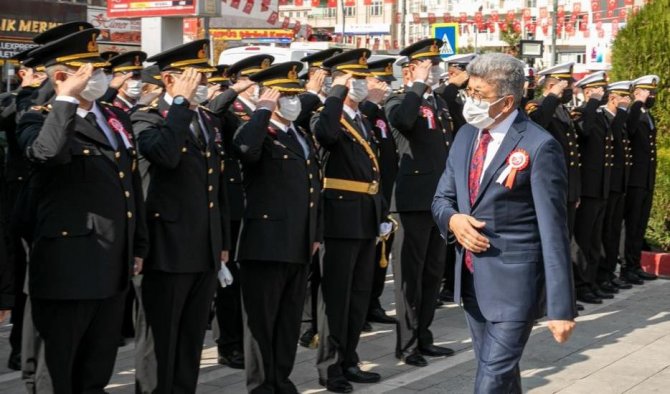 Van’da Cumhuriyet Bayramı Dolayısıyla Atatürk Anıtı’na Çelenk Sunuldu