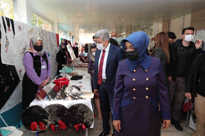 İ̇pekyolu’nda Kadınların Yaptıkları Ürünler Sergilendi