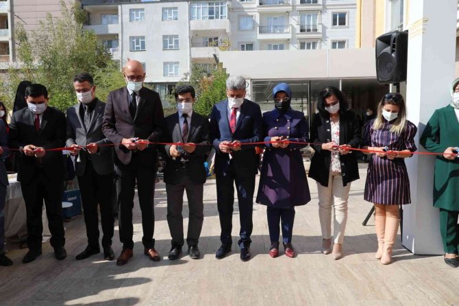 İ̇pekyolu’nda Kadınların Yaptıkları Ürünler Sergilendi
