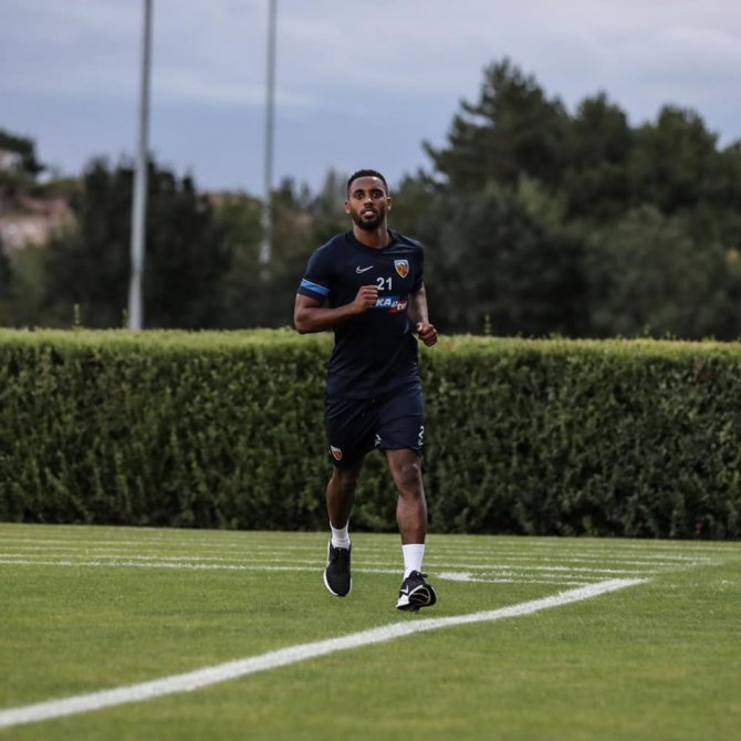 Kayserispor’da Kemen Ve Carole Affedildi