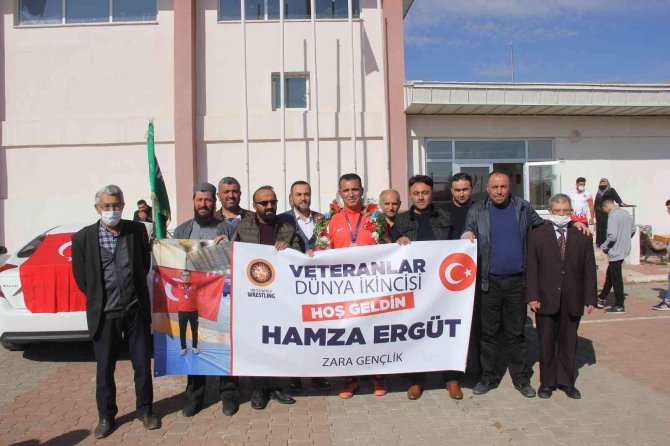 Dünya İ̇kincisi Milli Güreşçi Ergüt Memleketinde Coşkuyla Karşılandı