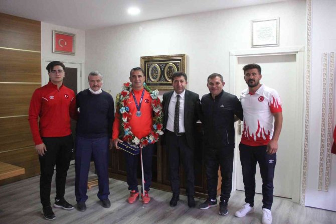 Dünya İ̇kincisi Milli Güreşçi Ergüt Memleketinde Coşkuyla Karşılandı