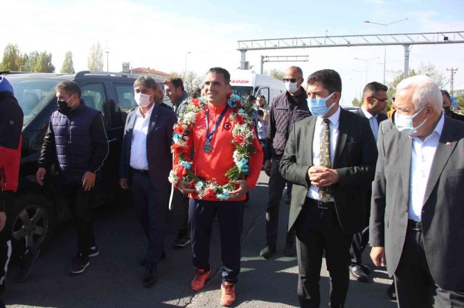 Dünya İ̇kincisi Milli Güreşçi Ergüt Memleketinde Coşkuyla Karşılandı