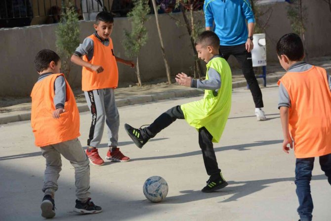 Yunusemre Belediyespor Okullarda Yıldız Futbolcu Avında