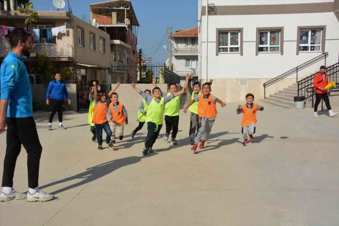 Yunusemre Belediyespor Okullarda Yıldız Futbolcu Avında