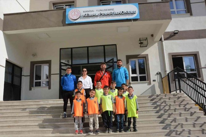 Yunusemre Belediyespor Okullarda Yıldız Futbolcu Avında