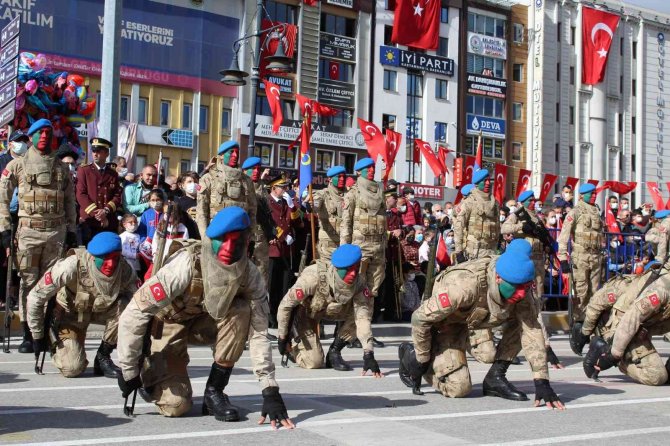 Afet Bölgesinde En Ön Safta Yer Alan Komandolardan Nefes Kesen Gösteri