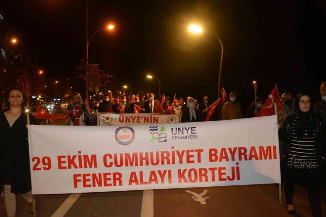 Ünye’de Cumhuriyet’in 98’inci Yılında 98 Fener Uçuruldu