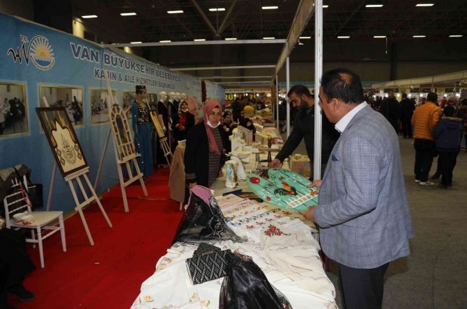 Van Büyükşehir Belediyesi Stantlarına Büyük İlgi