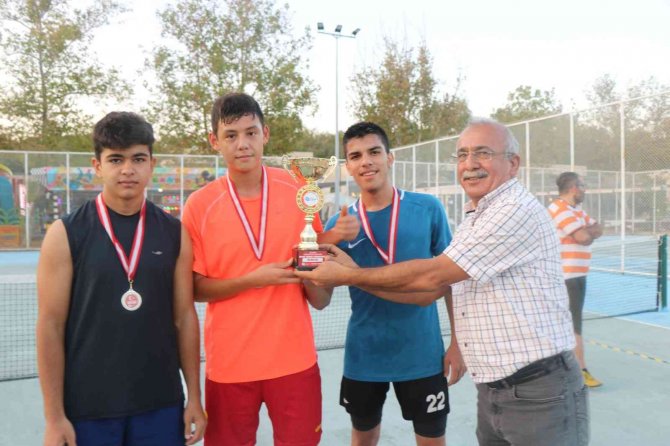 Ayak Tenisi Turnuvası’na 25 Takım 75 Kişi Katıldı