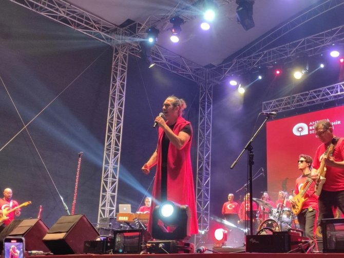 Kıraç Konserinde İnsan Seli Yaşandı