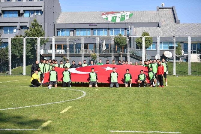 Bursaspor 3 Eksik Futbolcuyla Çalışmalarına Devam Etti - 29 Ekim Cumhuriyet Bayramı Kutlandı