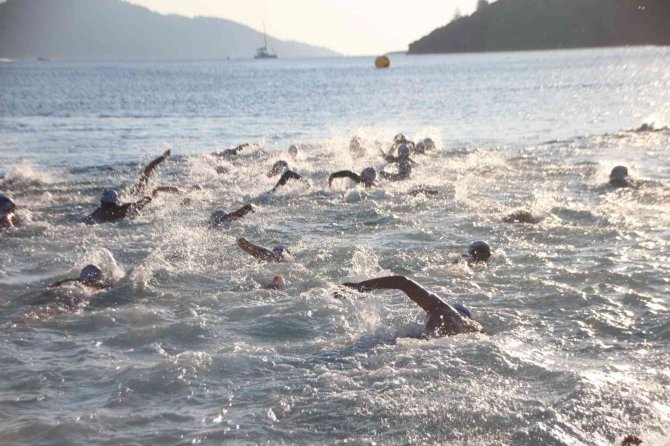 Aquamasters Yüzme Şampiyonası Başladı