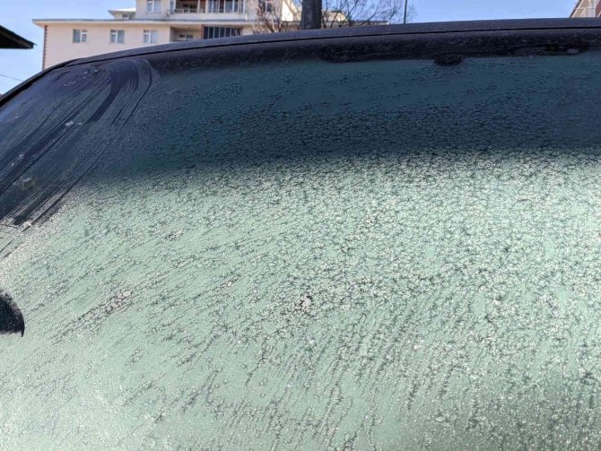 Ardahan’da Araç Camları Buz Tuttu