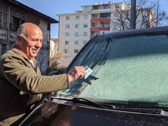Ardahan’da Araç Camları Buz Tuttu