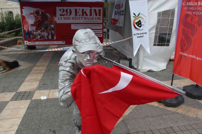 Asker Selamı Veren Canlı Heykel Rekor Denemesine Başladı