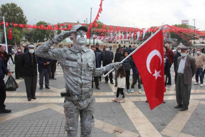 Asker Selamı Veren Canlı Heykel Rekor Denemesine Başladı