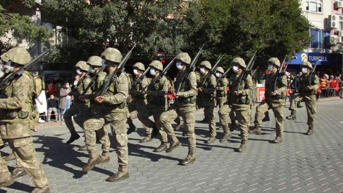 Burhaniye’de 29 Ekim Coşkusu