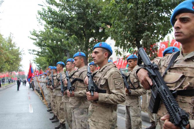 Batman’da 29 Ekim Cumhuriyet Bayramı Yağmura Rağmen Coşkuyla Kutlandı