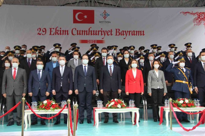 Batman’da 29 Ekim Cumhuriyet Bayramı Yağmura Rağmen Coşkuyla Kutlandı