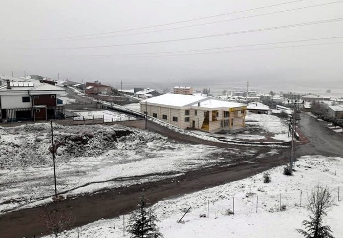 Bayburt’un Yüksek Kesimlerinde Kar Yağışı Zemini Beyaza Bürüdü