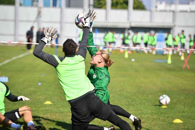 Bursaspor 3 Eksik Futbolcuyla Çalışmalarına Devam Etti - 29 Ekim Cumhuriyet Bayramı Kutlandı