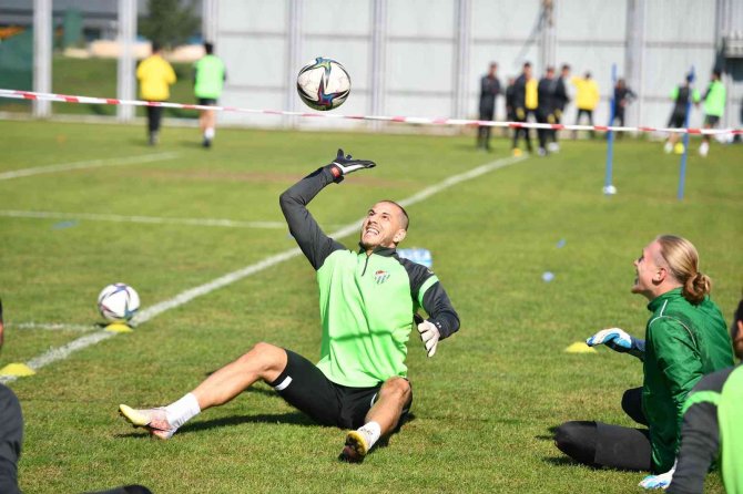 Bursaspor 3 Eksik Futbolcuyla Çalışmalarına Devam Etti - 29 Ekim Cumhuriyet Bayramı Kutlandı